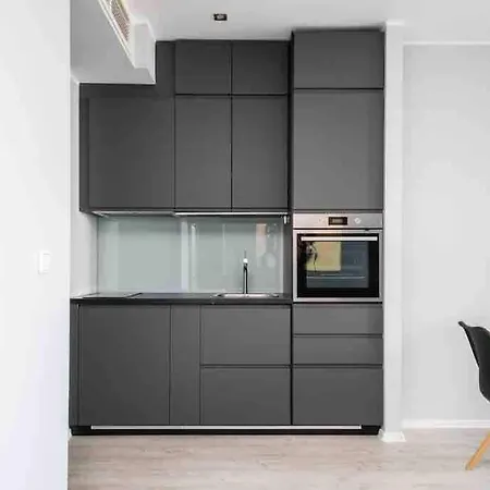 Modern Beach Condo, Old Town 15min, Prime Location Appartement