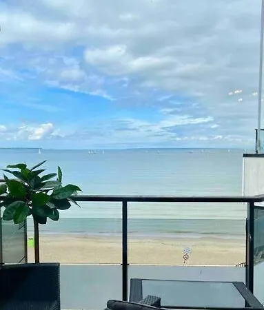 Modern Beach Condo, Old Town 15min, Prime Location Appartement